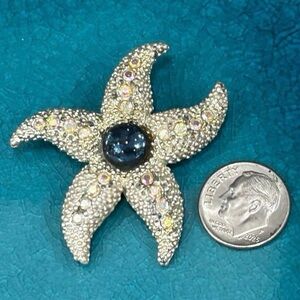 Vtg Starfish Brooch Pin OS
Gold-tone Metal With AB
Rhinestones & Lucite Cabachon